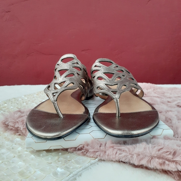 Sofft Shoes | Sofft Comfort Leather Metallic Flip Flops Sandals | Poshmark